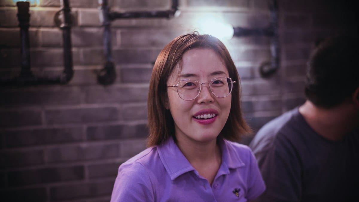 웃으며 상담하는 여성