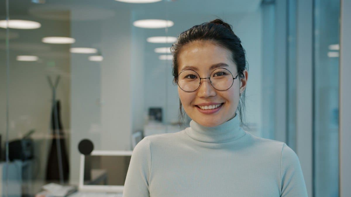 상담실에서 미소 짓는 상담사
