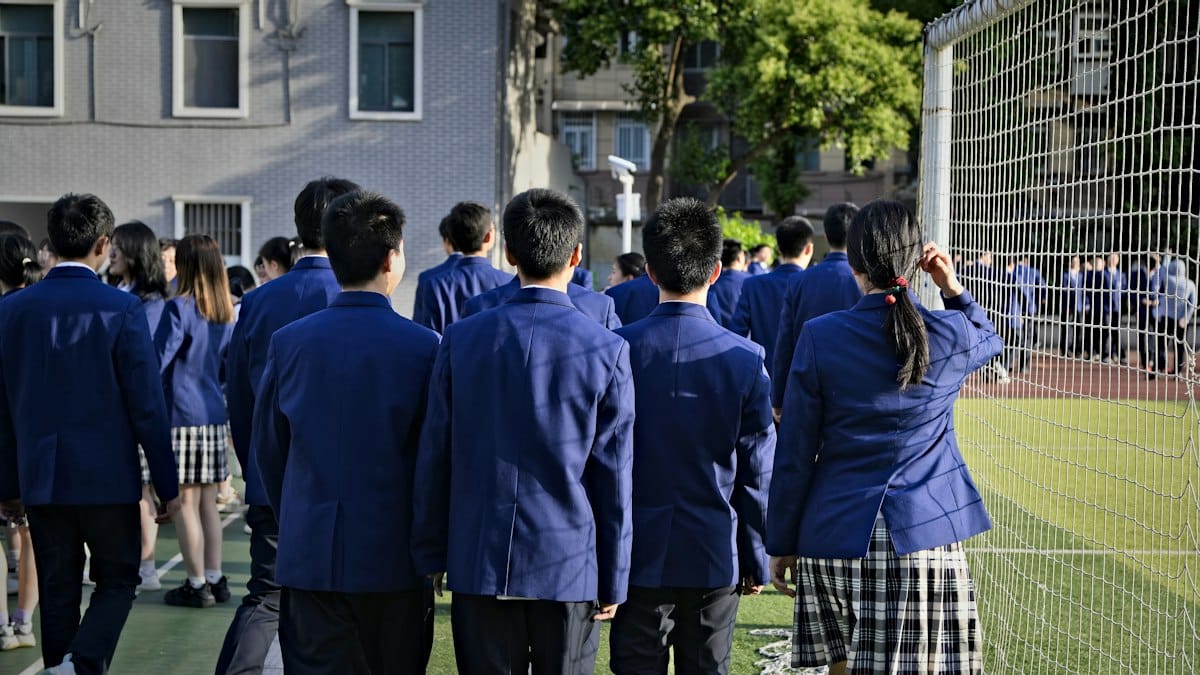 교복을 입고 운동장을 걷는 학생들